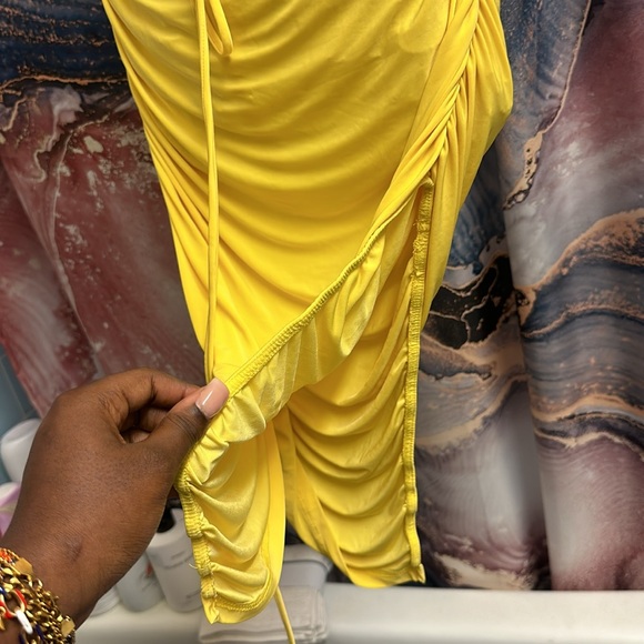 Bodycon backless yellow dress with side slit - Picture 3 of 4